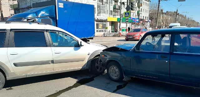 Не проскочил: очередная авария с участием отечественных автомобилей произошла на перекрестке в Дзержинске