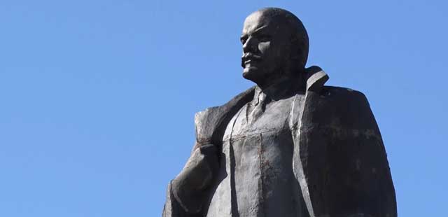 Чистый Ленин: памятник вождю пролетариата помыли в Дзержинске