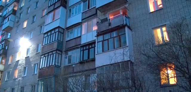 Роковая неосторожность: двухлетний ребенок выпал из окна многоэтажки в Дзержинске