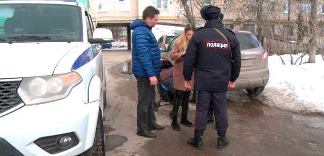В западне: запертого в машине ребенка освободили дзержинские спасатели