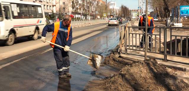 Месяц на уборку: дзержинские улицы продолжают очищать от зимнего мусора