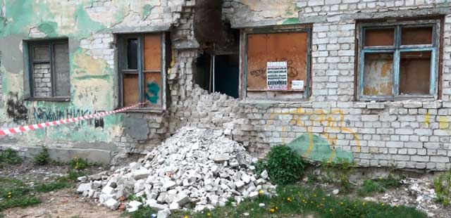 На грани разрушения: вновь обвалилась кирпичная стена дзержинского общежития на Ситнова