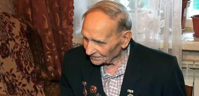 Слова благодарности, подарки и внимание: депутаты Городской думы поздравили с праздником дзержинских ветеранов