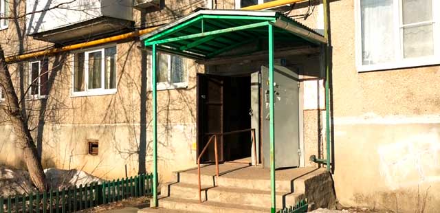 Дела подъездные: дзержинцы недовольны грязью после ремонта в своих домах