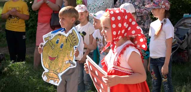 Концерт, конкурсы и подарки: детский праздник прошел в одном из дзержинских дворов