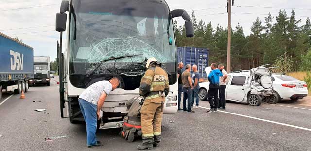 Габаритный удар: авария с участием автобуса произошла на выезде из Дзержинска