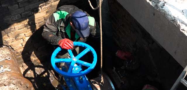 Плановые работы: дзержинский водоканал произвел замену четырех задвижек на городском водоводе