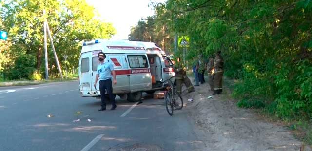 Упал перед капотом: велосипедиста сбили на Желнинском шоссе в Дзержинске