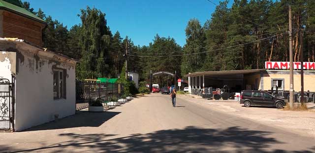 Удобная парковка, освещение и туалет: территорию около дзержинского кладбища благоустроят