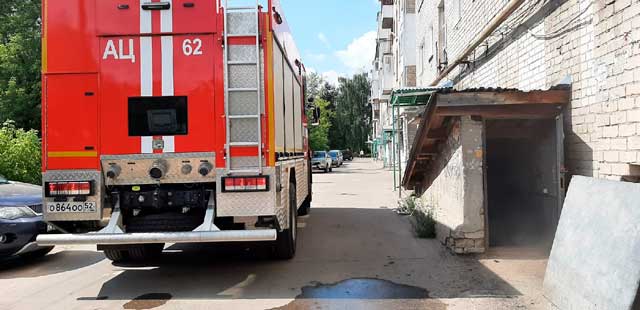 Завтрак с дымком: посиделки дворников в подвале дома в Дзержинске закончились пожаром