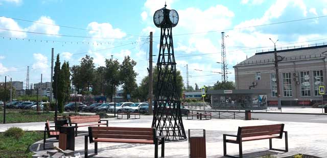 Поменьше и со стрелками: на Привокзальной площади в Дзержинске установили уличные часы в виде Шуховской башни