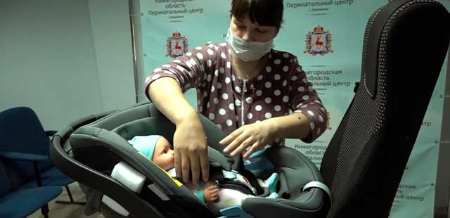 Выбираем безопасность: сотрудники ГИБДД объяснили будущим мамам важность детских автокресел