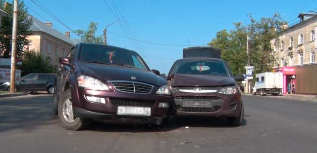 Не хватило трех полос: два автомобиля столкнулись на абсолютно пустой дороге в Дзержинске