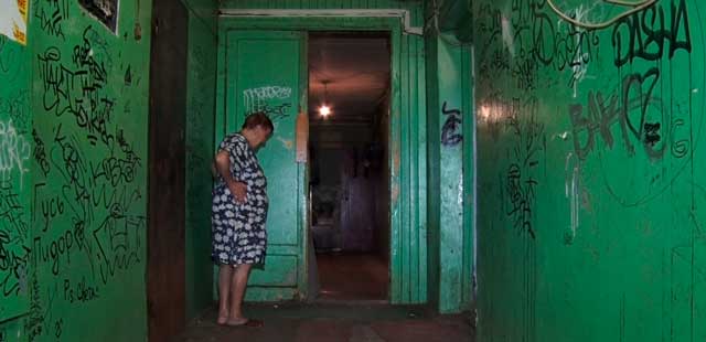 Проход открыт: жители дома в Дзержинске страдают от отсутствия двери в коридоре
