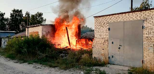 Своими силами: дорожные рабочие тушили пожар в одном из дворов Дзержинска