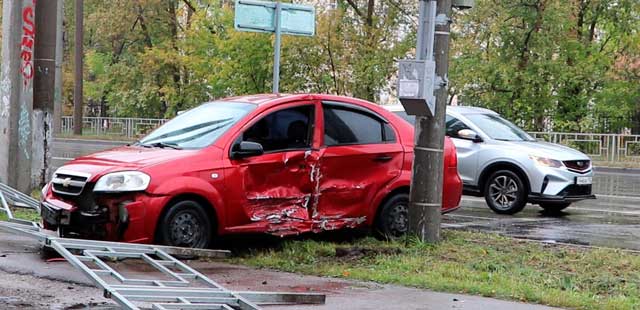 Опасный поворот: необдуманный маневр спровоцировал аварию на перекрестке в Дзержинске