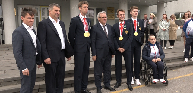 Встреча с чемпионами: дзержинские паралимпийцы вернулись в родной город