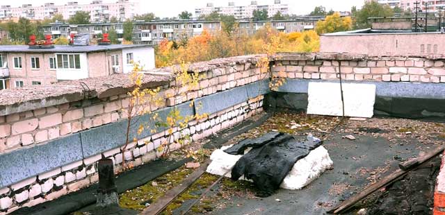 C пометкой SOS: жители одного из домов в Дзержинске жалуются на худую крышу и сырость в квартирах