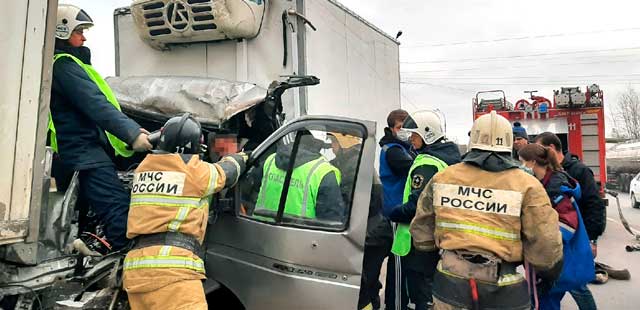 В железном плену: дзержинского водителя зажало в кабине грузовика после столкновения с фурой