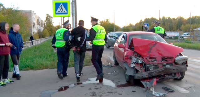 Странные пляски и мычание: неадекватный водитель устроил аварию в Дзержинске