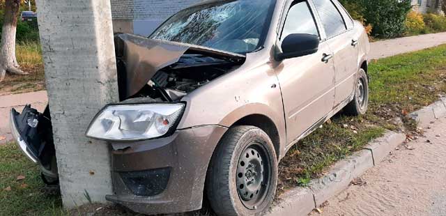 Коварный поворот: автомобиль угодил в столб на одной из дорог Дзержинска