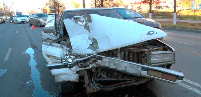 Аварийное перестроение: автомобиль и автобус столкнулись в Дзержинске