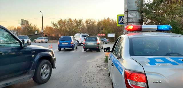 Ослепляющие обстоятельства: женщину с детьми сбили на пешеходном переходе в Дзержинске