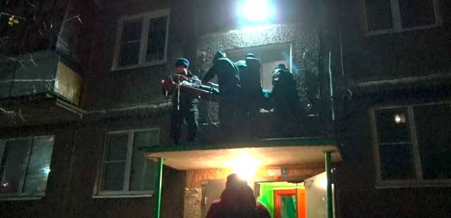 12 метров полета: дзержинские спасатели вызволяли выпавшего из окна мужчину с подъездного козырька