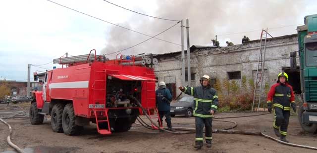 Склад в огне: крупный пожар тушили в минувшие выходные в Дзержинске