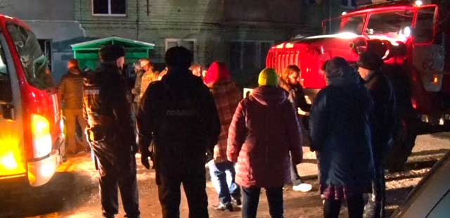 Дым, огонь и суета: пожар в квартире стал причиной эвакуации целого подъезда в Дзержинске