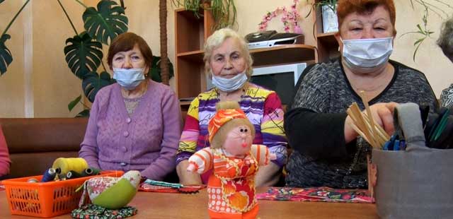 Творчество, общение и внимание: дзержинских ветеранов поздравили с Днем пожилого человека