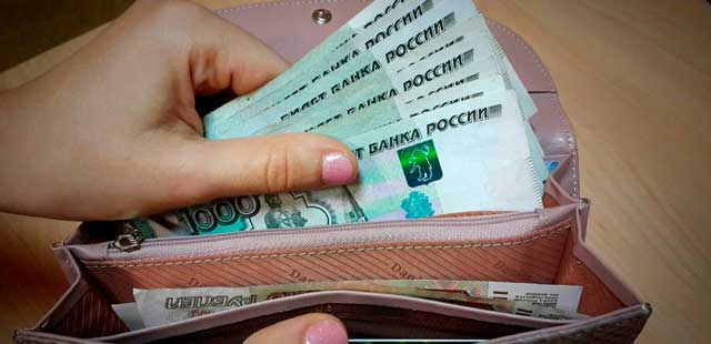 Лучший подарок: недобросовестный отец выплатил долг по алиментам на совершеннолетие дочери в Володарском районе