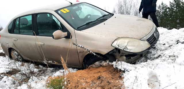 С дороги в кювет: авария с участием легковушки произошла в дзержинской промзоне
