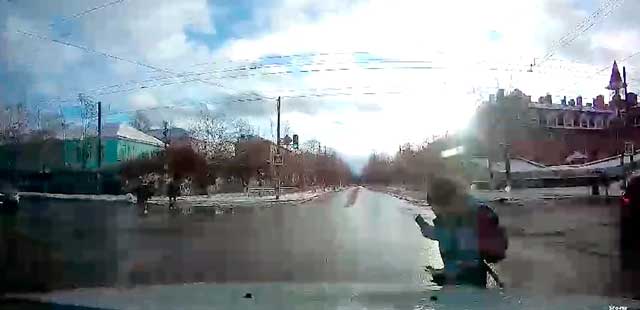 Бегом на красный: девятилетняя школьница угодила под колеса иномарки в Дзержинске
