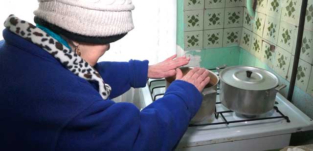 Две шапки, куртка и валенки: несколько дзержинских семей замерзают в своих квартирах