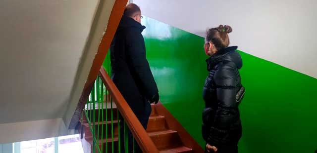 Жилинспекция инспектирует: дзержинских коммунальщиков заставили отремонтировать подъезд