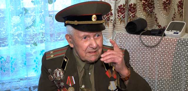 Почет и уважение: памятную медаль вручил глава города дзержинскому ветерану Великой Отечественной войны