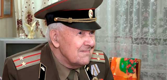 Подарки и внимание: дзержинских ветеранов поздравили с новогодними праздниками