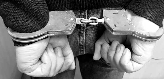 Запрещенка в карманах: наркотики обнаружили полицейские у жителя Дзержинска
