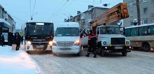 Дорожные споры: недопонимание между водителями автобусов привело к аварии в центре Дзержинска
