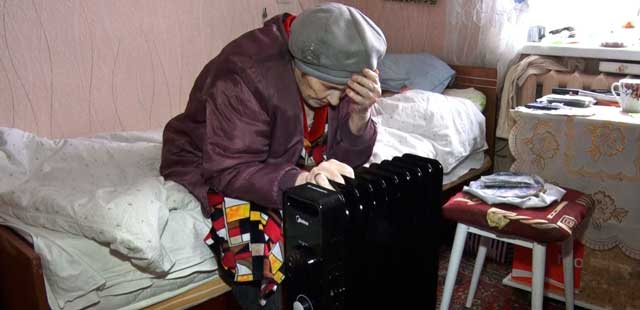 В холодном плену: пожилая жительница Дзержинска замерзает в собственной квартире