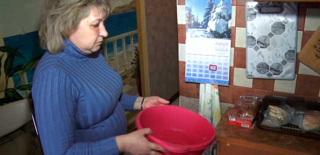 Природно-коммунальная аномалия: в одной из дзержинских квартир бодрыми ручьями течет с потолка