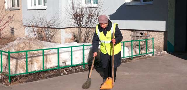 Борцы со снегом и мусором: лучшего дворника города выбирали дзержинцы