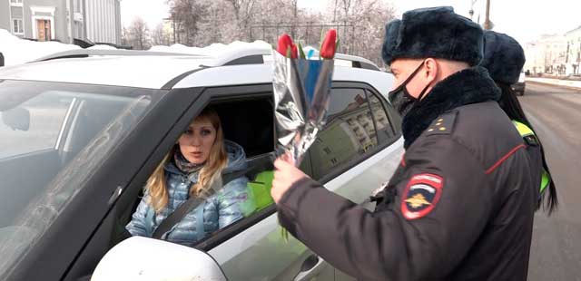 Цветы для автоледи: сотрудники дзержинского отдела ГИБДД провели традиционную акцию