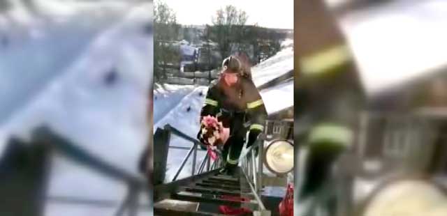 При полном боевом: семеновский пожарный оригинально поздравил жену с рождением сына