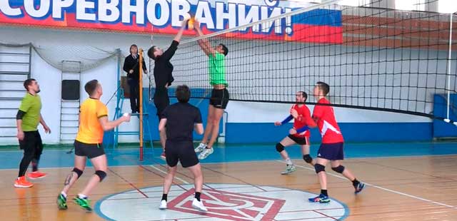 Мяч над сеткой: дзержинские спортсмены участвуют в открытом чемпионат Володарского района по волейболу