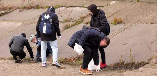 Чистые улицы: в апреле дзержинцы смогут присоединиться к общегородскому субботнику