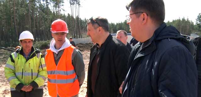 Полным ходом: работы по прокладке водовода идут в поселке Пыра