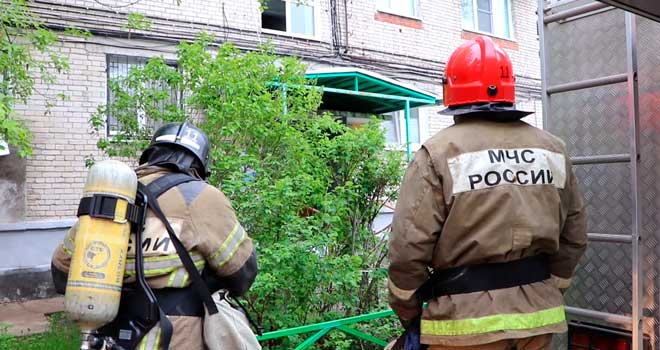 Огненный переполох: 15 человек эвакуировали пожарные из горящего дома в Дзержинске
