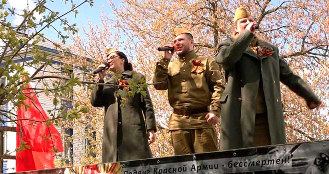 Поем двором: фронтовые песни звучат для дзержинских ветеранов в канун праздника